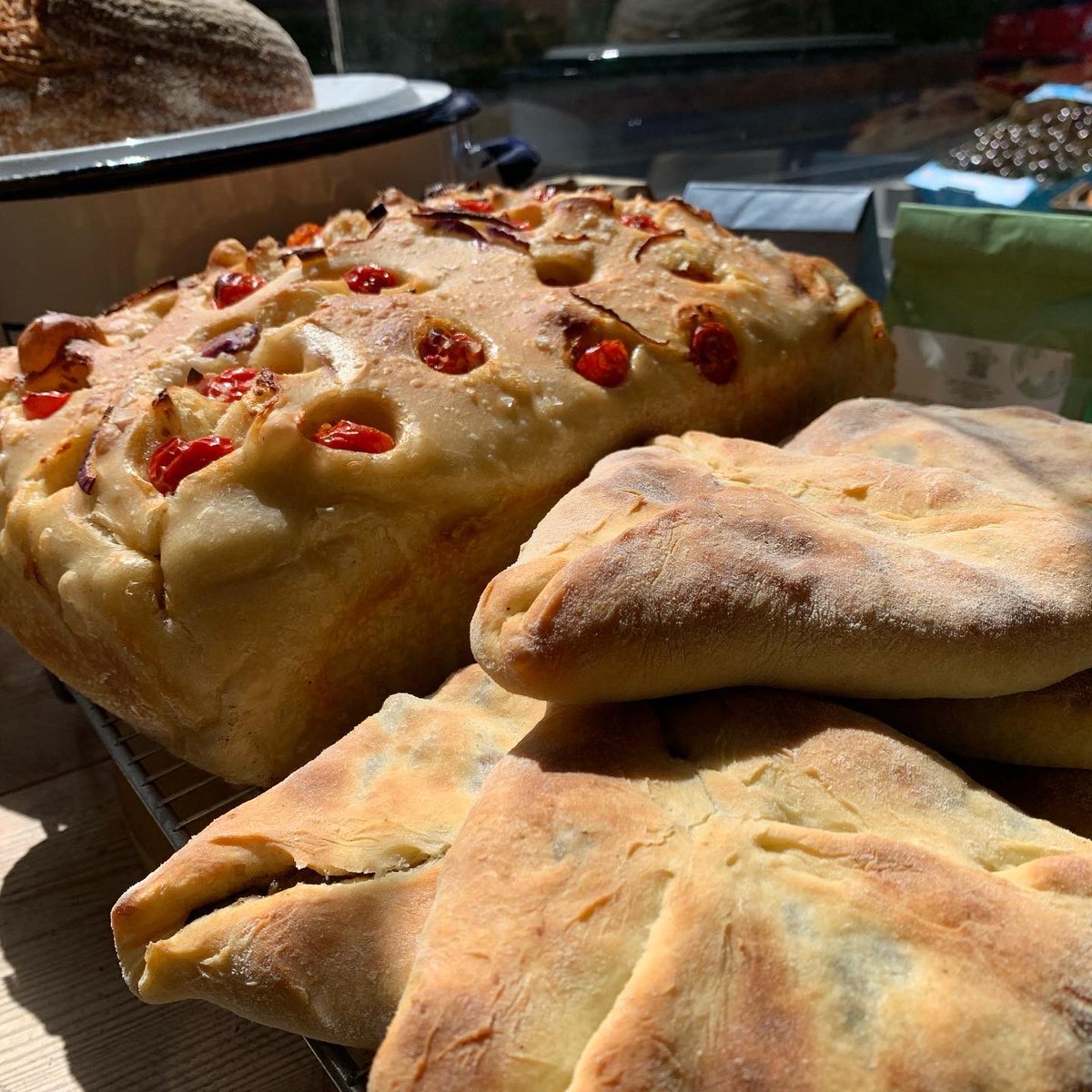 geocafeUK's tweet photo. Today’s crust🌞
#rdguk #Caversham #RGbread #sourdough https://t.co/kMV9Ls0qBW