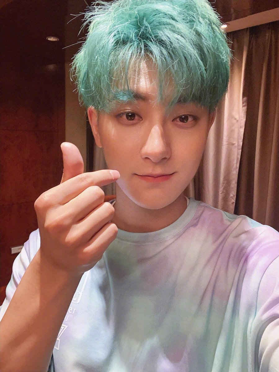 smstan_tuwir's tweet photo. Diem aku nangis baca postingan Tao di Weibo buat Yiyang 😭

"Semua perusahaan berawal dari langkah kecil untuk jadi besar, dan LTao Entertainment dimulai pada 17 Juli 2018. Ini hanyalah permulaan, aku berusia 27 tahun ini, dan kamu itu seperti anak pertamaku, Xu Yiyang.

(cont) https://t.co/J89OuCdpUw