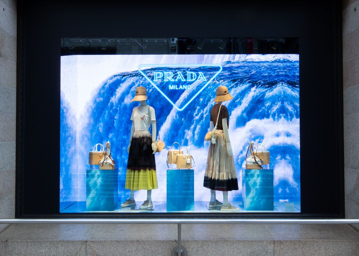 開催中の ｢ #プラダ アクアポップアップストア｣に合わせ、伊勢丹新宿店