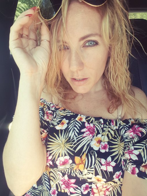 Je vous souhaite une merveilleuse apr&egrave;s midi mes chocos 😘  Vous allez faire quoi de beau ? #Flowers #BlueEyes<a href="/tag/flowers"class="tags"><span>#flowers</span></a><a href="/tag/blueeyes"class="tags"><span>#blueeyes</span></a><a href="/tag/glassesgirl"class="tags"><span>#glassesgirl</span></a>