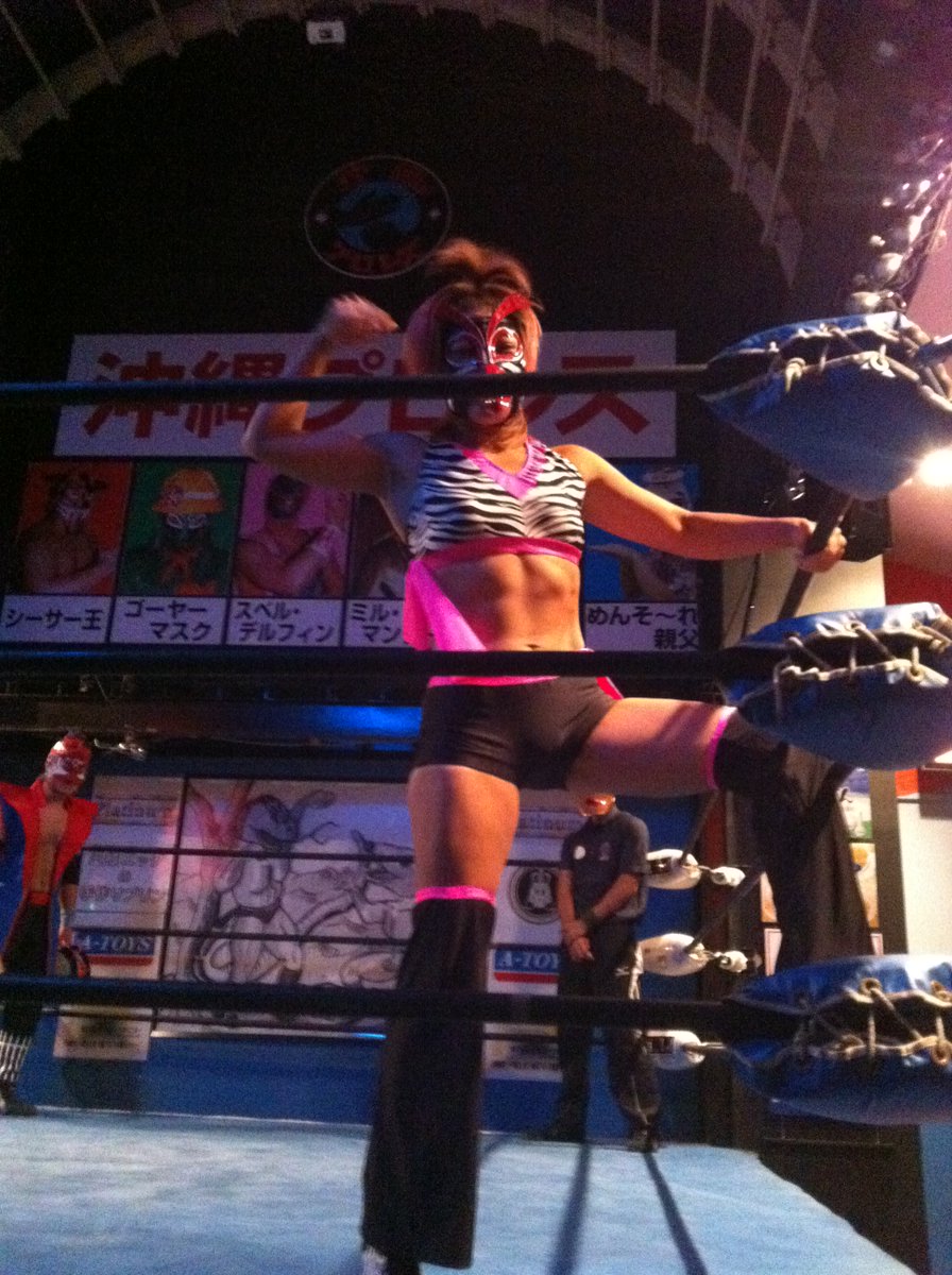 #okipro #沖縄プロレス
「飛べない鳥でもFLY AWAY!:ヤンバルクイーンナ」選手!2010年から2011年所属。唯一の女王プロレスラー!楽しくてド迫力の試合満タンでした。場外は特にやりたい放題で会場をすっげー盛り上げてました!ここ沖縄で、リングに近い客席で間近で観戦できたことは今でも誇りです。 https://t.co/O0pIwQsIXS