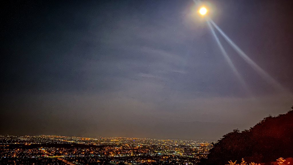 FansAllama's tweet photo. This is how our capital city looks like at night..
Islamabad, one of the best capital cities of the world..
#BeautifulPakistan https://t.co/u4R44dMIKC