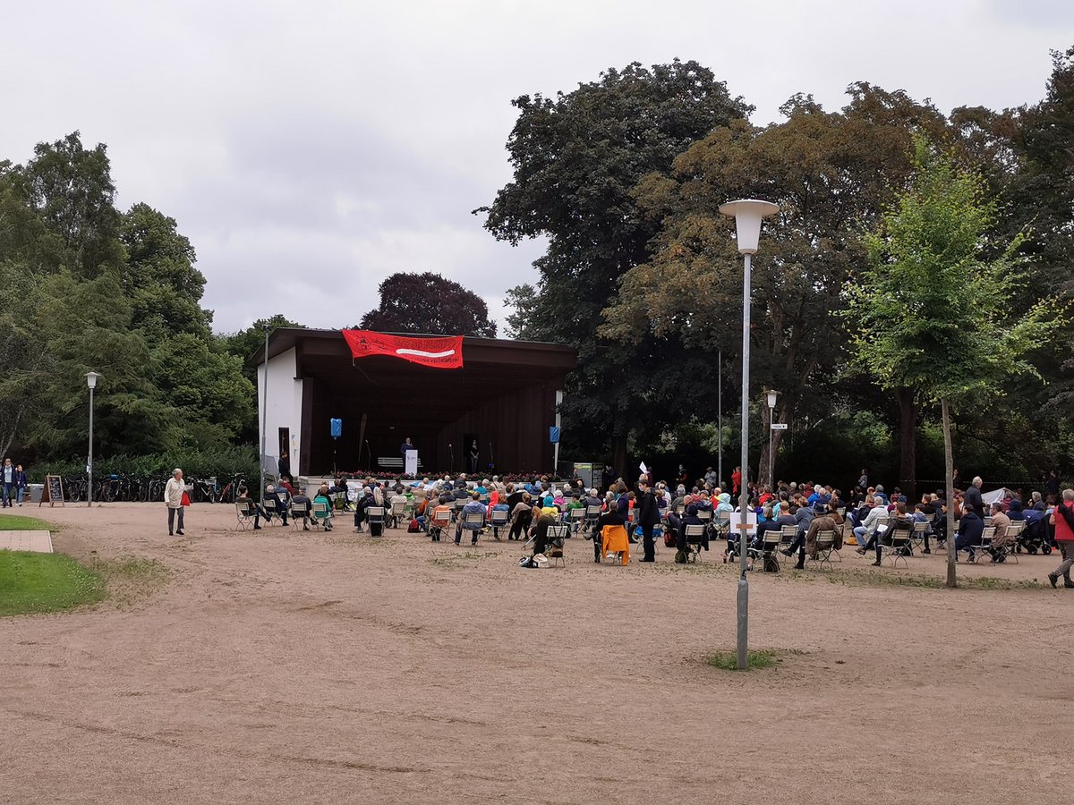 Unfug_lg's tweet photo. Wir haben unser Banner abgenommen, da wir den weiteren Verlauf der Veranstaltung nicht stören möchten. 💅
Wir unterstützen die Bemühungen, #Lüneburg besser zu machen. Aber da passt OBM Mädge als Redner halt nicht dazu 🤷♀️
@LG2030plus #2030plus #Zukunftsstadt @lzgezwitscher https://t.co/lPtZmVcRg6