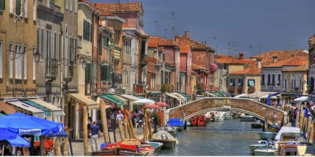 To reduce the fire accidents in the city, by the early 1290s, the Government made a law to permanently move all the glassmakers to a lonely Island called Murano. Unempathetic governance is one thing that is unchanged from our history. But this proved to be a blessing! (12/35)