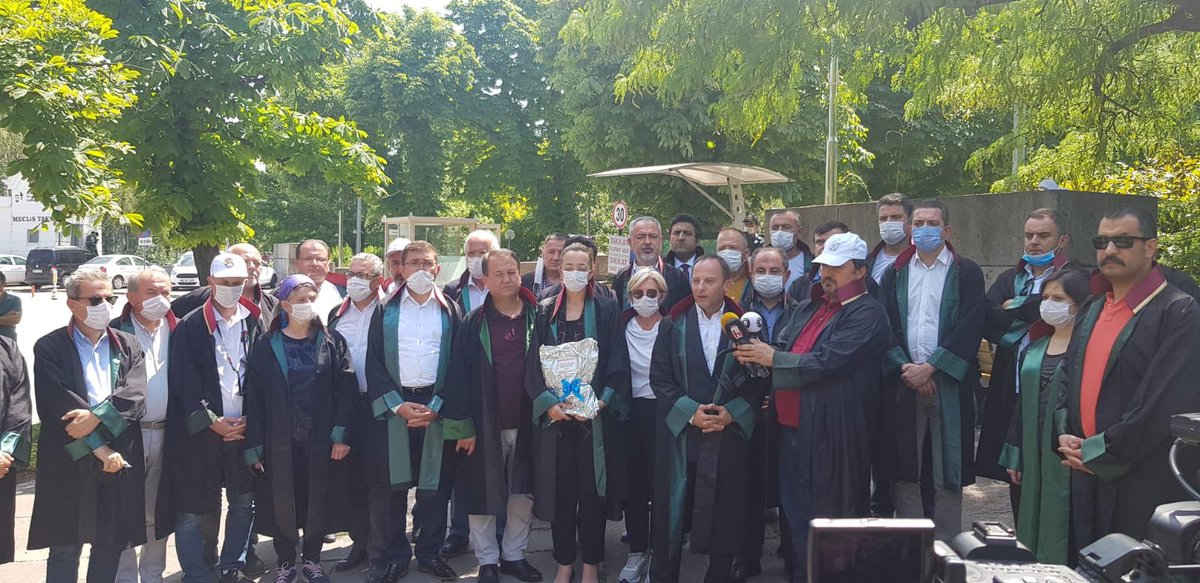 “Namusunuz ve vicdanınız üzerine ettiğiniz meslek yemininizi unutmayın! Ama yok biz aldığımız talimatları sorgusuz sualsiz uygularız diyorsanız alın iğnenizi de ipliğinizi de düğmenizi de kaç tane düğme dikmek istiyorsanız dikin!” dedik komisyon üyelerine.