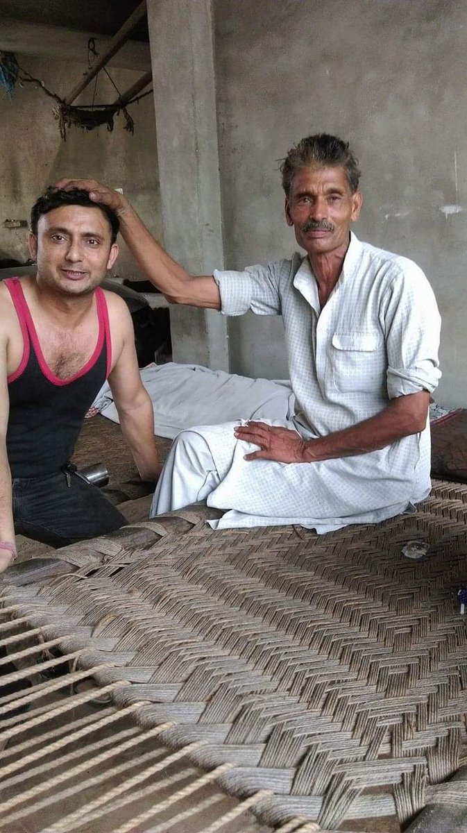 TheAnuragTyagi's tweet photo. #teacher
#HappyGuruPurnima
#GuruPurnima2020
#CBSEModerationPolicy
#WeWantModerationPolicy
ये है मेरे पहले शिक्षक सेवा राम मास्टर जी। 
गज़ब तरीका था इनका पढ़ाने का । 
 अभी कुछ दिन पहले गाव में इनसे मिलने गया और आशीर्वाद लिया ।
गुरु जी को मेरा चरण स्पर्श । https://t.co/gdnu1rPd23
