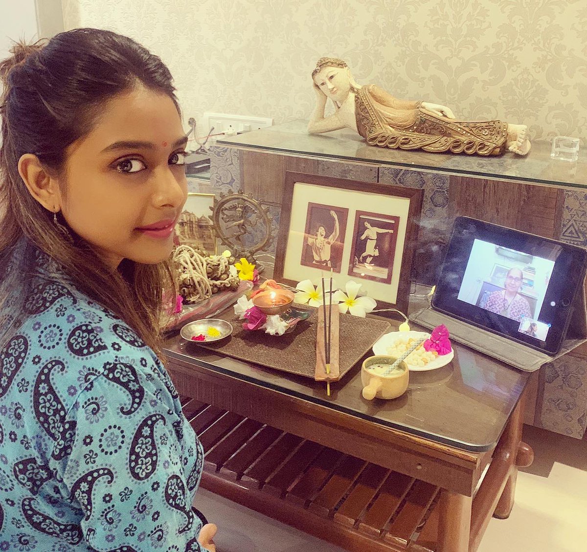Guru Poornima Pooja(dis time virtually)❣️🌞🙏🏻 Few sentences wil not define what I feel 2wards my guru so wil keep it simple here for u all.I thank my stars to hav her in my life as my guru maa.Rest I told her already wat I had 2😇 #gurupurnima  #blessed #gratitude