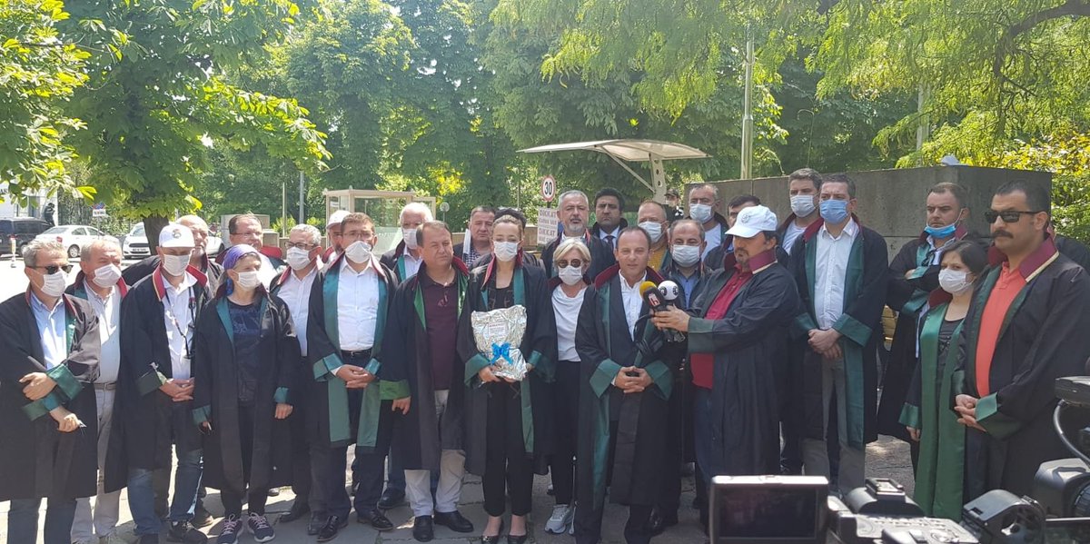 gokhanbozkurt09's tweet photo. Adalet Komisyonu üyesi avukat milletvekillerine birer avukat cübbesi, düğme ve dikiş seti hediye ettik. Yakıştırıyorlarsa buyursunlar kendi cübbelerine diksinler. Biz düğmesiz, iliksiz ve cepsiz cübbelerimizle, mesleğimizi onurla icra etmeye devam edeceğiz. #Vazgeçmeyeceğiz https://t.co/HtqwE9FIHX