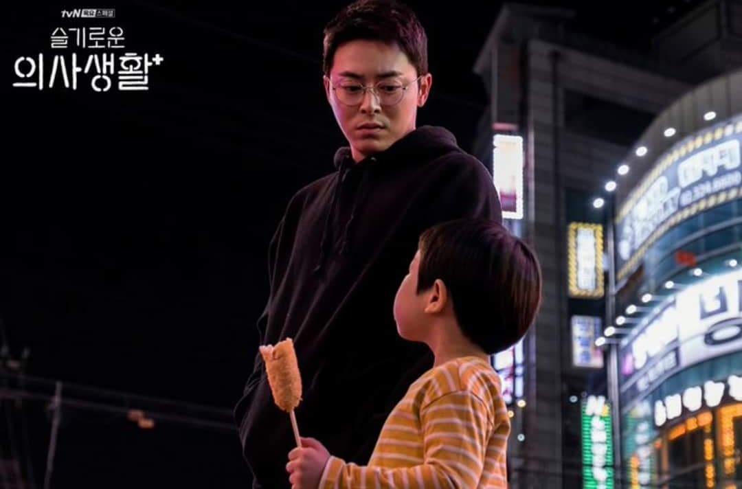 Ep. 3 - Black hoodie + specs, pink shirt and khaki pants (and those blonde streaked hair!), and russet brown long sleeves and denims (he looks hot in those bts ) Band perf: Aloha