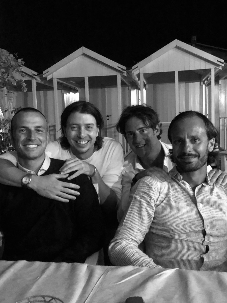 Compagni, amici, ricordi e risate....(e si festeggia il Mister 🍾🍾🍾) #dinner #friends #summer #luca #gila #gianlu <a href="/GilaGilardino/">Alberto Gilardino</a> <a href="/gvoulaz18/">Gian Luca Voulaz</a>