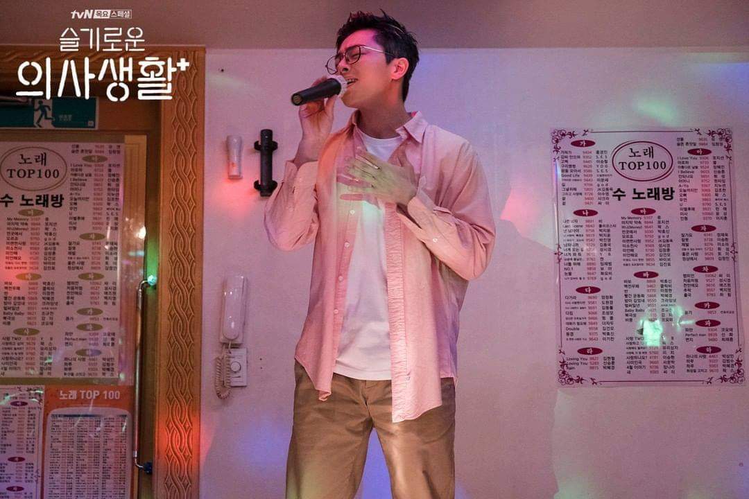 Ep. 3 - Black hoodie + specs, pink shirt and khaki pants (and those blonde streaked hair!), and russet brown long sleeves and denims (he looks hot in those bts ) Band perf: Aloha