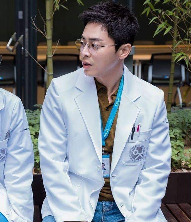 Ep. 3 - Black hoodie + specs, pink shirt and khaki pants (and those blonde streaked hair!), and russet brown long sleeves and denims (he looks hot in those bts ) Band perf: Aloha