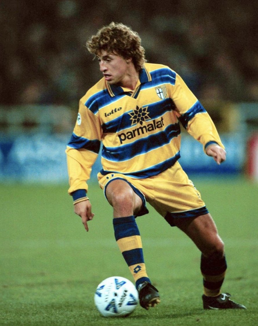Happy Birthday Hernán Crespo! He wore some cracking kits during his career 