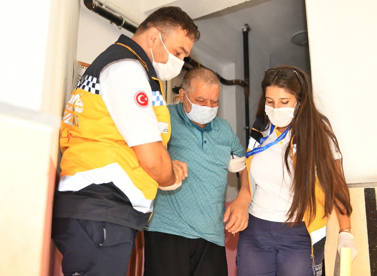 KDenizBozkurt's tweet photo. Sağlığınız bizim için her şeyden önce gelir!
Sağlık İşleri Müdürlüğüne bağlı ekiplerimiz, evde sağlık hizmeti kapsamında vatandaşlarımızı ambulansla evinden alarak tedavisi için ilgili hastaneye naklini gerçekleştirdi. Tüm hastalarımıza acil şifalar diliyoruz. https://t.co/X5tQ8eX8Ih
