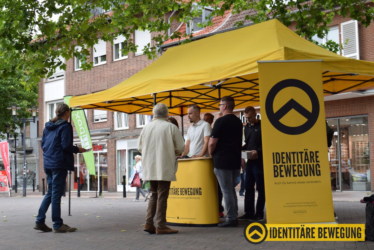 IB_NRW's tweet photo. Gestern hat die @IB_NRW in Borken einen Infostand abgehalten, der großen Anklang fand. Die Aktivisten kamen mit vielen interessierten Bürgern ins Gespräch, die sich von verzweifelten Störversuchen einzelner Gestalten der örtlichen linken Strukturen nicht beeindruckt zeigten. https://t.co/fOQBRLHweh