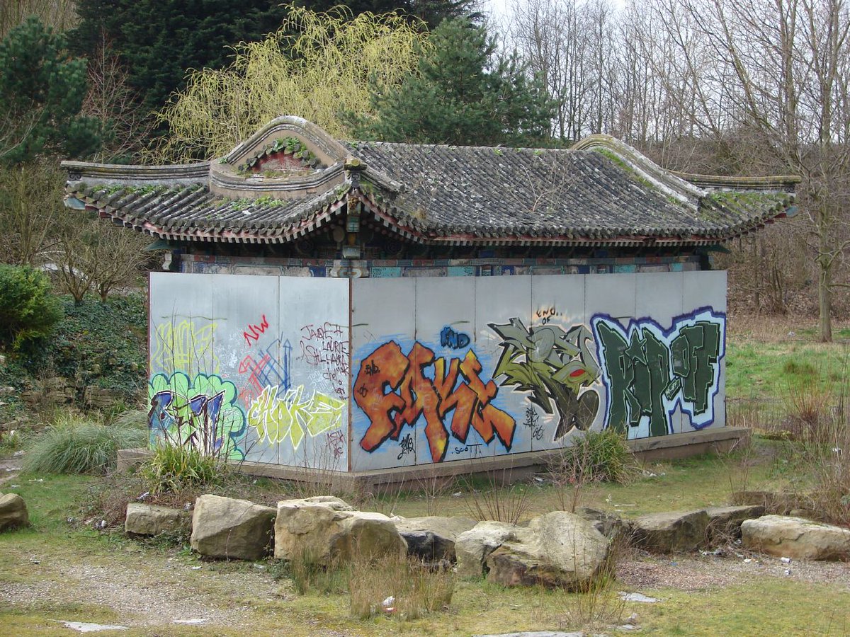 Picture Thread (1/6)The  #Liverpool International Garden Festival re-opened in 2012 as the Liverpool  #Festival  #Gardens. Before 2012, I visited it on two occasions to experience it in its  #abandoned state. It was eerie Look
