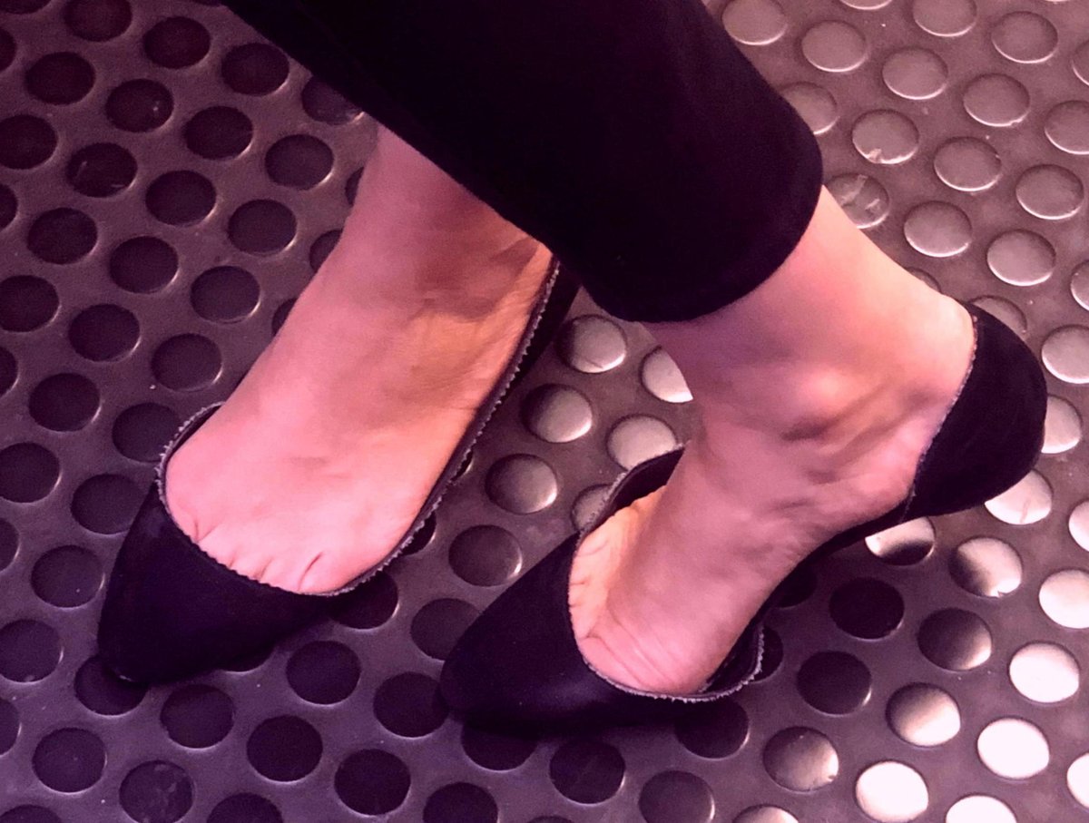 2Piessitos's tweet photo. #feetflats #feetballerinas #piesdediosa #feetpic #feetpicturesforsale #FeetAddicted #feetbeautiful #FeetPicture https://t.co/MsYf2z6bVR