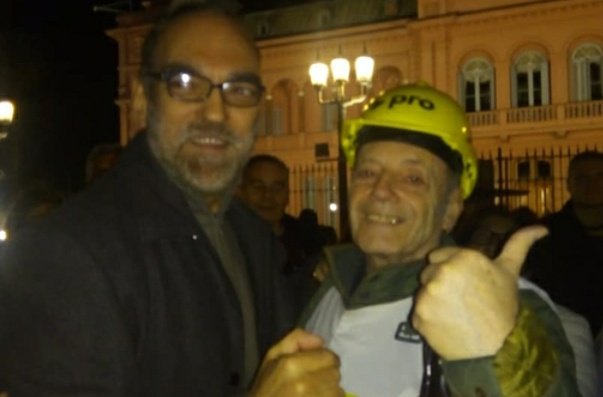 GabrielaPitton's tweet photo. No solo caranchean con los muertos, además mandan a su propia gente a morir mientras ellos se protegen.
Ángel #Spotorno organizaba marchas anticuarentena. Murió x Covid19. 
#Milei #Boggiano #Bullrich, #pichetto #Espert #Echecopar #Iglesias... ya se hicieron cargo d esta muerte? https://t.co/g7rad399Wi