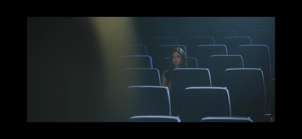 JOMMJOM's tweet photo. ชอบที่ MV ไม่ต้องมีเนื้อเรื่องอะไรแบบเล่าให้เข้าใจเลย แต่เลือกที่จะให้นางเอกเอ็มวีใช้แววตากับท่าทางแสดงออกให้มันดูเศร้าอะ แค่เพลงกับเสียงเปียโ���ก็เศร้าแล้ว บวกกับ MV เข้าไปอีก คือตาย #เธอรู้ไหม #VeryRecords https://t.co/lPLZTAPzlH