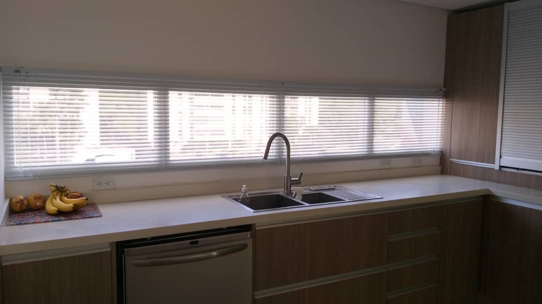 PERSIANASLUXURY's tweet image. #Persiana #Miniflex lámina perforada, color blanco vistiendo y #decorando las #ventanas en esta #hermosa #cocina. Otro #Clientesatisfecho con el resultado. Cuidando siempre cada detalle👌

#Felizdomingo 

persianasluxury.com