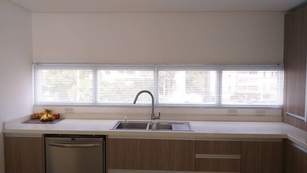 PERSIANASLUXURY's tweet image. #Persiana #Miniflex lámina perforada, color blanco vistiendo y #decorando las #ventanas en esta #hermosa #cocina. Otro #Clientesatisfecho con el resultado. Cuidando siempre cada detalle👌

#Felizdomingo 

persianasluxury.com