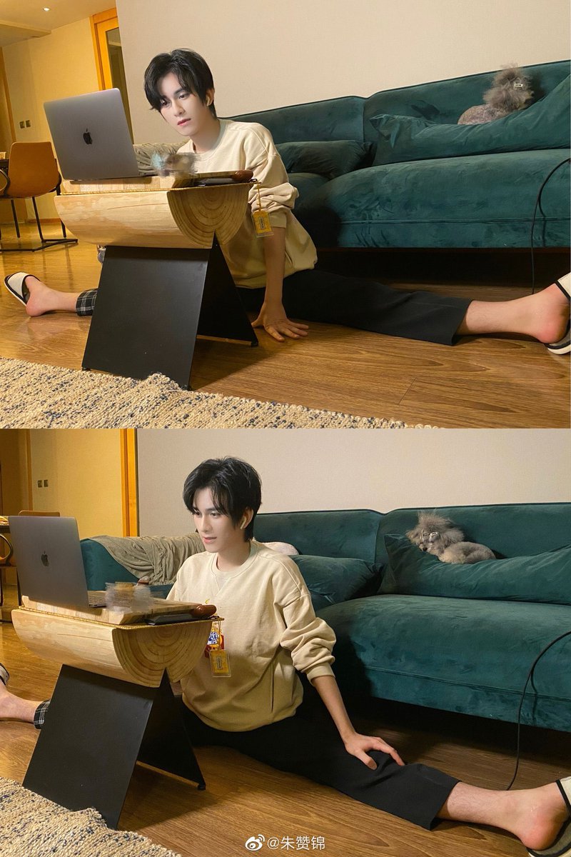 #22:So, on another livestream on the same month, ZZJ does a split while watching. When he tries getting up from his position, a hand with an unusual angle appears to help him up. Fans thought it was just ZZJ’s hand, but it turns out... #ZhuLiuHai  #จูหลิวไห่  #유해관  #주찬금