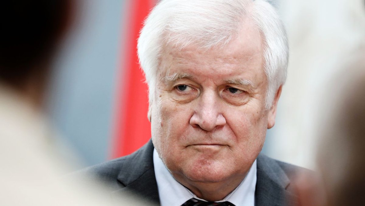 SPIEGEL_alles's tweet photo. Horst Seehofer stoppt Rassismusstudie: Weil nicht sein kann, was nicht sein darf https://t.co/Gz00srtDM1 https://t.co/8i4nFAPltb