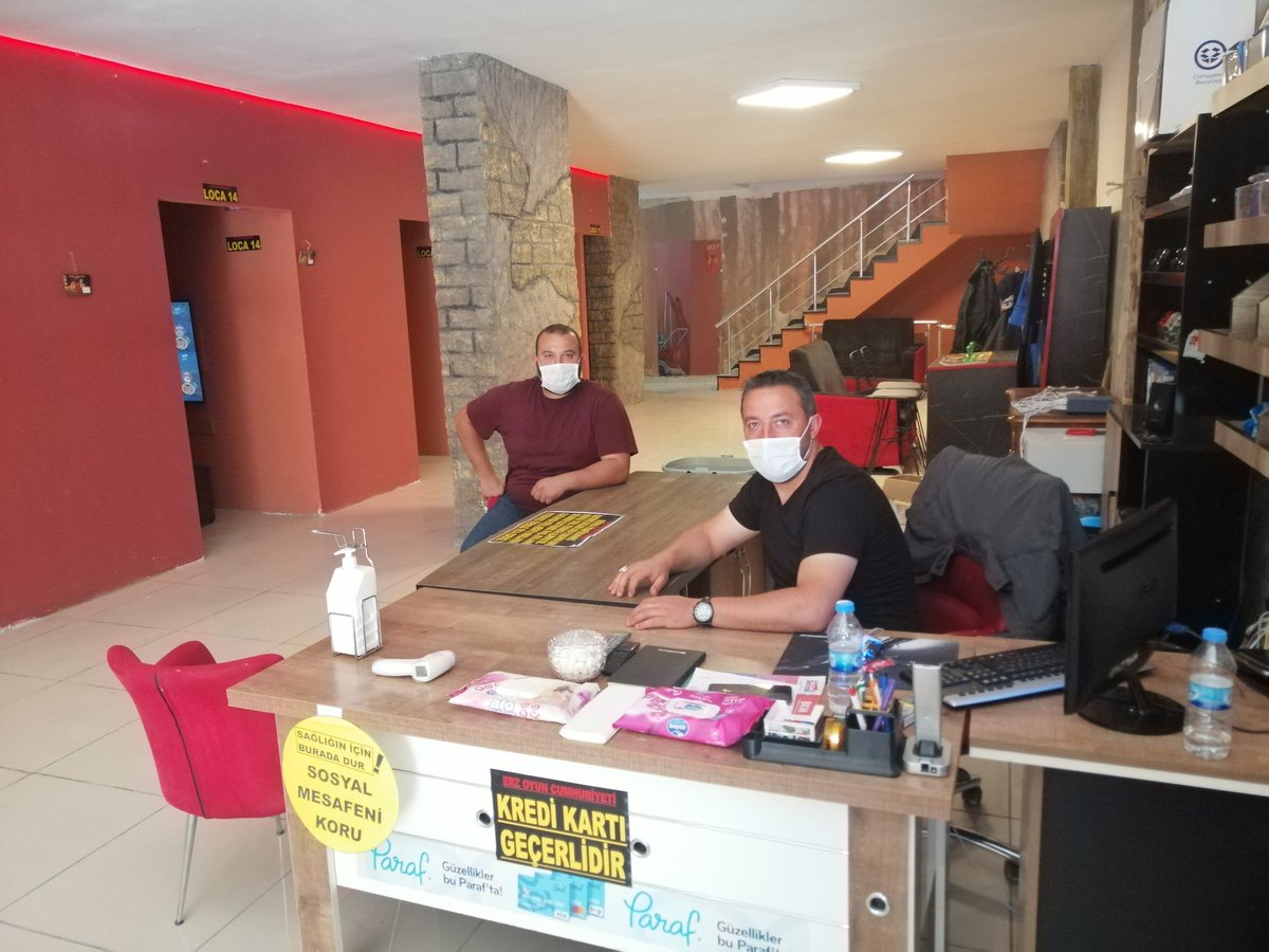 ibrahimdumlu25's tweet photo. Değerli misafirlerimiz işletmemiz genelinde covid-19 salgınına karşı gerekli yasal tedbirler alınmıştır. Sizlerden işletmemiz genel kullanım alanlarında sosyal mesafe kurallarına uymanızı önemle rica ederiz. Tüm işletmelere hayırlı işler dileriz.#erzoyuncumhuriyeti #palandöken https://t.co/I61uJw8LWF
