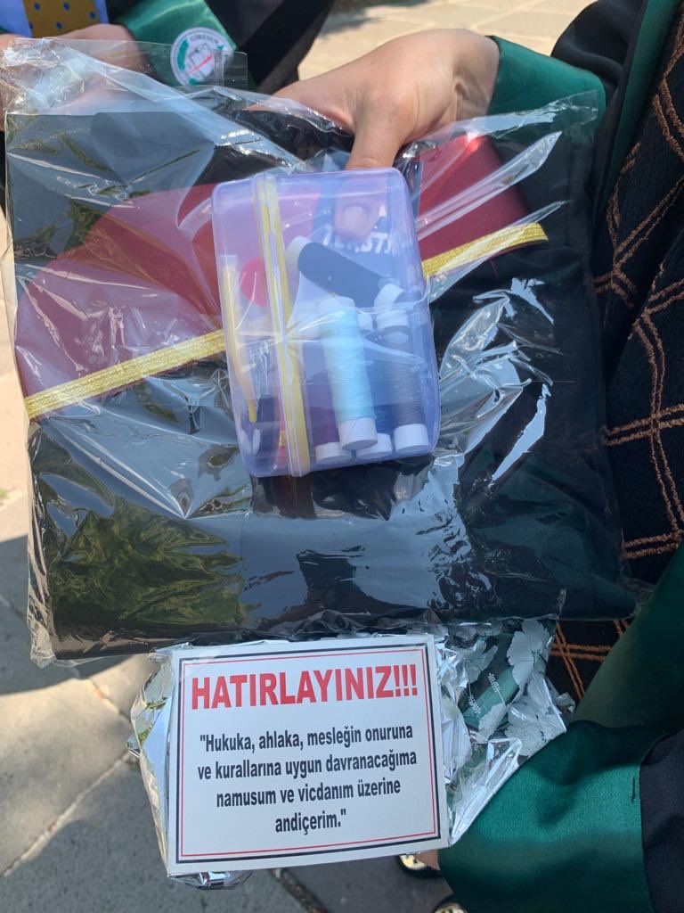 TBMM komisyon üyelerine cübbemizle birlikte, bir düğme ve iğne iplik gönderdik. Bir de yemini anımsattık onlara... Ya özgür bireyler olarak yüreklerine  “Themis avukat” heykeli dikecekler ya da düğmeyi ...