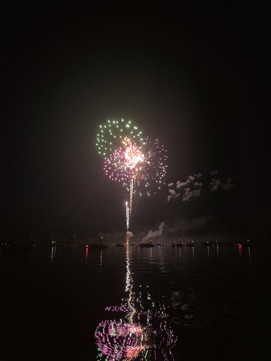 k_mackiewicz's tweet photo. We had a great night for fireworks over the lake! 🇺🇸 🧨 ⛵️ 🌙 https://t.co/8wcOgCaZr1
