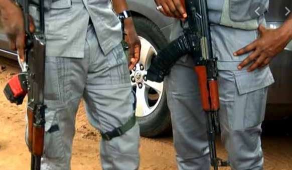 ScooperNG's tweet image. JUST IN: Nigerian Customs' Stray Bullets Hit 2 Playing Children At Seme Border
See More: m.scoopernews.com/view?newsId=10…

#ScooperNigeria  #Customofficers 
Read Trending News On Scooper