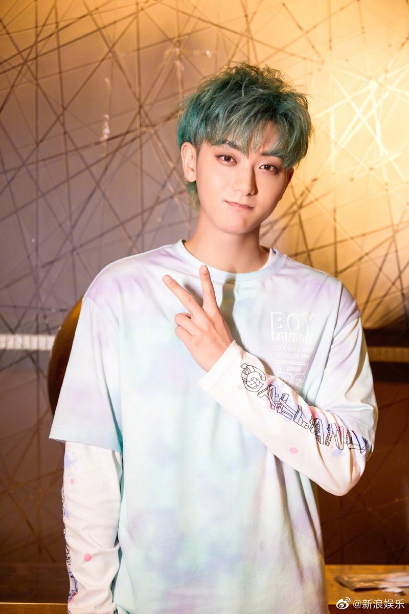dramapotatoe's tweet photo. [trending] #HuangZitao shares message to #XuYiyang - “When you chose L.TAO, you chose to believe your company and me, will never leave you. (...) Your flower path is just beginning. (...) Today I’m not your mentor, but your boss who’ll accompany you in your growth in future!” https://t.co/bcWG6n4yLu