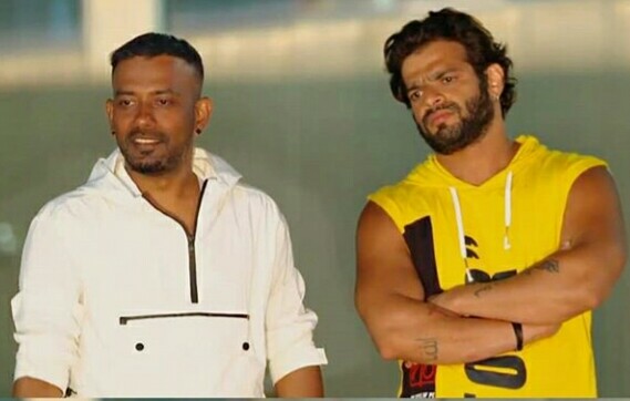 Arr8421's tweet photo. KP and D 😍🤗😘
.
#KaranPatel #KKK10 #KhatronkeKhiladi10 #KPinFearFactor #Dharmesh @ColorsTV https://t.co/d8Muu8nGqs