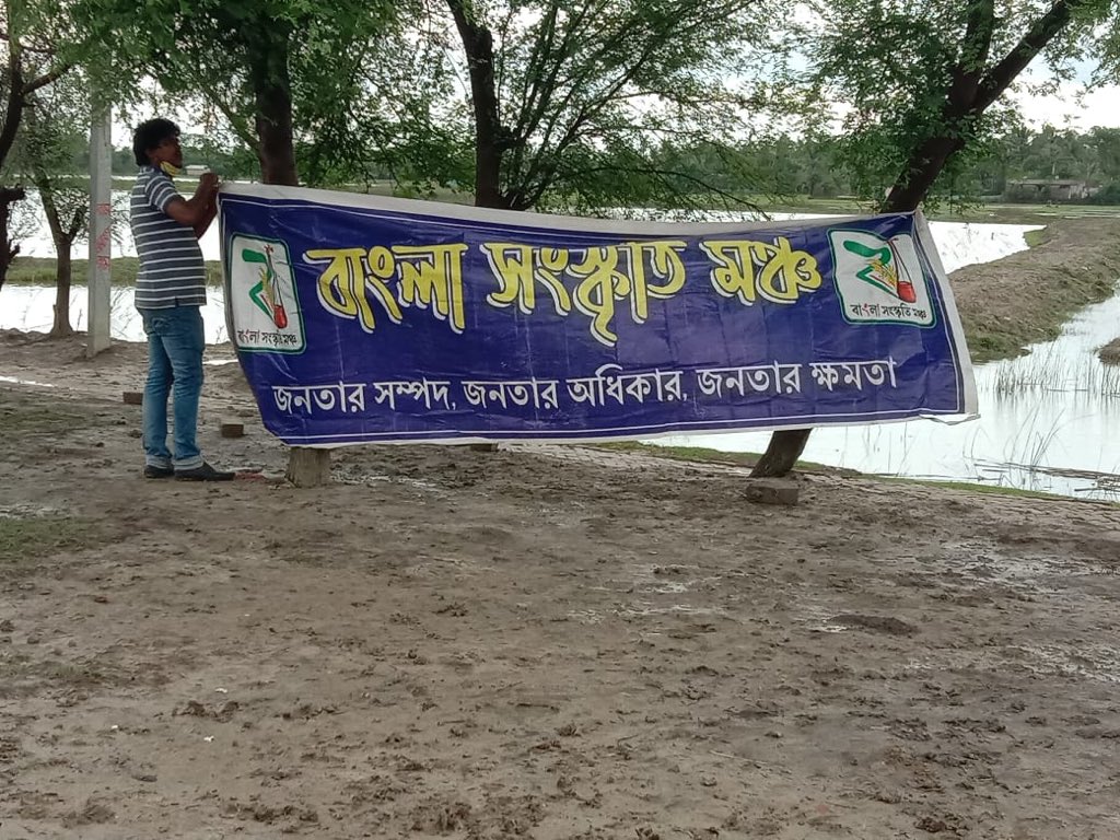 Tanmoy_Fetsu's tweet photo. Where is your relief fund @narendramodi Ji? Please give us our due ,atleast after getting lot of  money selling Govt property like rail. Till we are trying to cop up. #Amfan #Bengal https://t.co/TsWoSOsGte