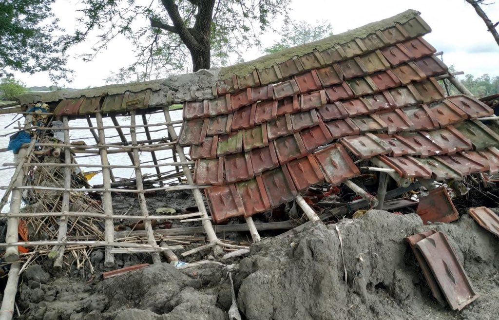 Tanmoy_Fetsu's tweet photo. Where is your relief fund @narendramodi Ji? Please give us our due ,atleast after getting lot of  money selling Govt property like rail. Till we are trying to cop up. #Amfan #Bengal https://t.co/TsWoSOsGte