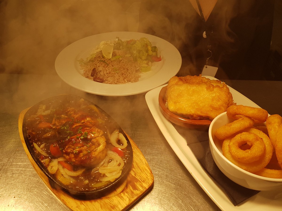 CEmery87's tweet photo. Getting back to normality slowly. Jerk chicken skillet served with rice n pea salad n coleslaw, battered halloumi and onion rings #chef4life https://t.co/0AR2LKk4f4