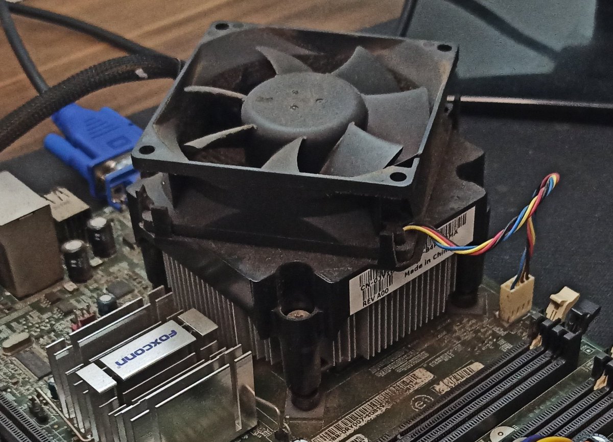 bruno__sa's tweet photo. This is a Dell main board I'm working on, hopefully it will be ok for a PC I plan to donate. The one thing that strikes me is the CPU fan placed at an angle on the cpu heatsink. I wonder why...
.
.
#retropcbuild #retrocomputer #pcbuild #dell #dellcomputers #pcparts #retropc https://t.co/HYGMtM543U