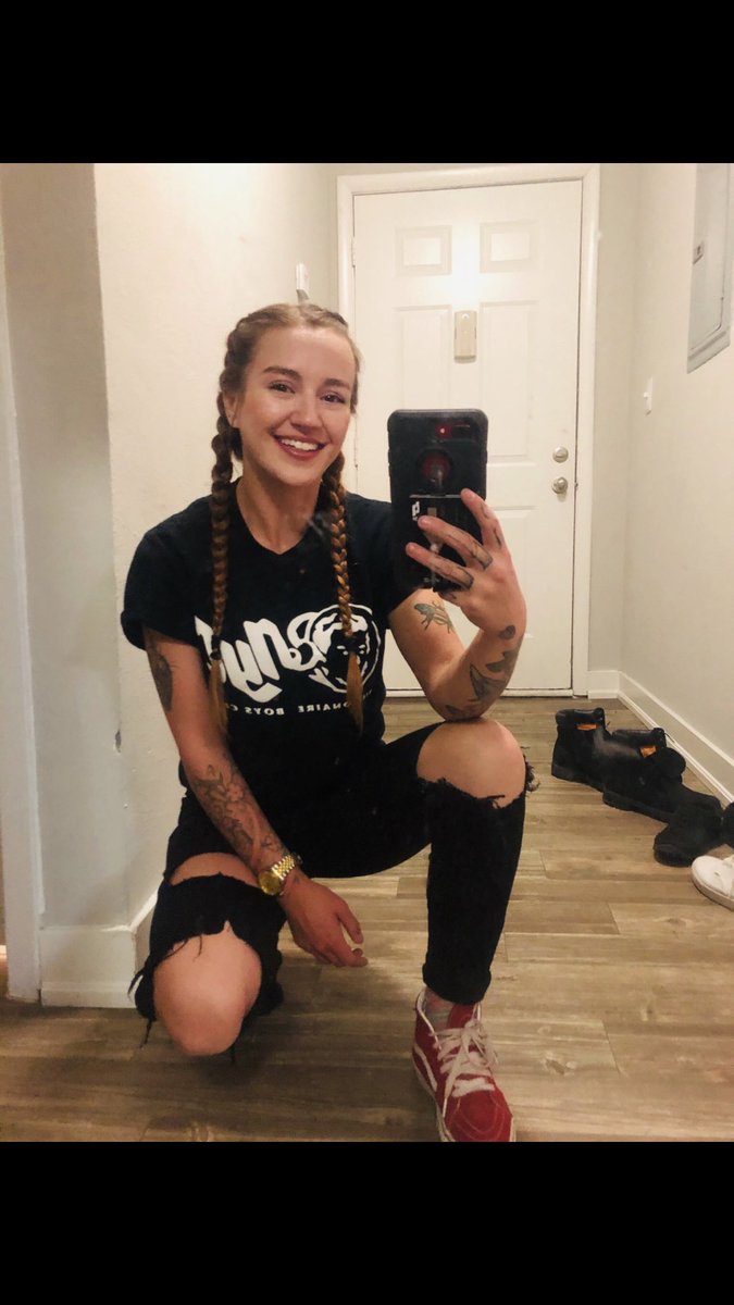 Hannkitty_'s tweet photo. Of course I’m gonna selfie when I see a big mirror. Lol 😝 https://t.co/x4Gn6ojiZU