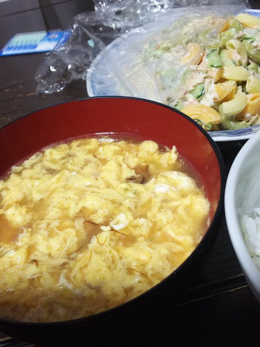 今日の晩飯の一部。
気仙沼ふかひれスープ～玉子入れすぎたw 