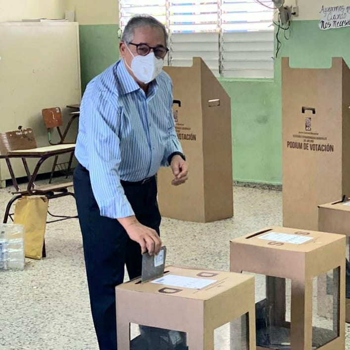 PeriodicoHoy's tweet photo. El exalcalde del Distrito Nacional por el Partido de la Liberación Dominicana (PLD), Roberto Salcedo @robertosalcedog, ya ejerció su derecho al voto.  #Elecciones2020RD https://t.co/aB4GhRH1CS