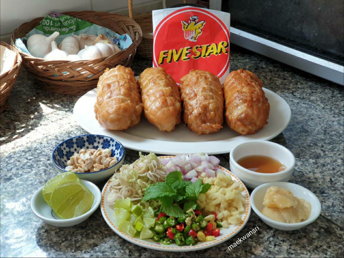 KwansriR's tweet photo. ของโปรด❤ของครอบครัว #อกไก่อบชานอ้อย จากไก่ย่างห้าดาว🌟 เมนูที่กินได้เรื่อยๆ มื้อนี้ซื้อมาทำ อกไก่อบชานอ้อยลุยสวน🌶 หั่นสมุนไพร ขิง ตะไคร้ หอมแดง มะนาว พริก ถั่วลิสง ปรุงน้ำยำใส่ลงไป แค่นี้ก็ได้อีกหนึ่งเมนูอร่อยเริ่ดจ้า #อร่อยแน่แม่ขวัญศรี #fivestarchicken https://t.co/NKN5WAFFtq