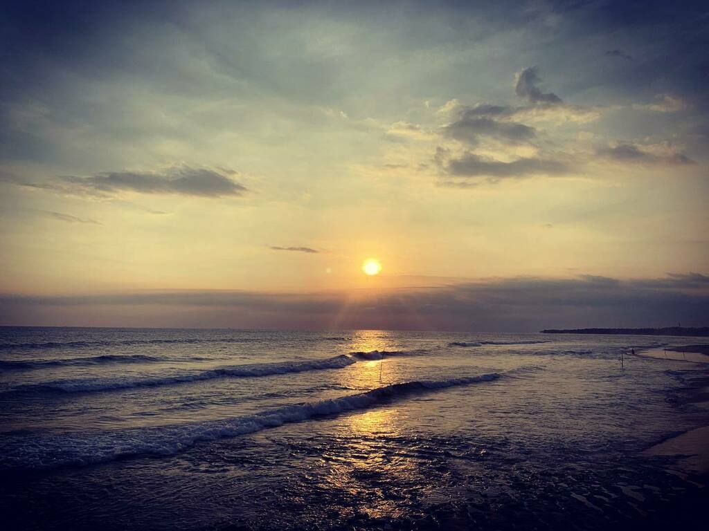wastewin7's tweet photo. Sin duda, sol y mar hacen una pareja terriblemente atrayente 😍 Quién no se enamora con estas vistas…?
.
.
Sun and see, an irresistible couple 😍
.
.
#Sunset #SunsetPhotography #PuestaDeSol # #BestSunsetsInTheWorld #SriLanka #PassionPassport #MyTinyAt… https://t.co/vETb4gQp2l https://t.co/EJ9tDieMHC