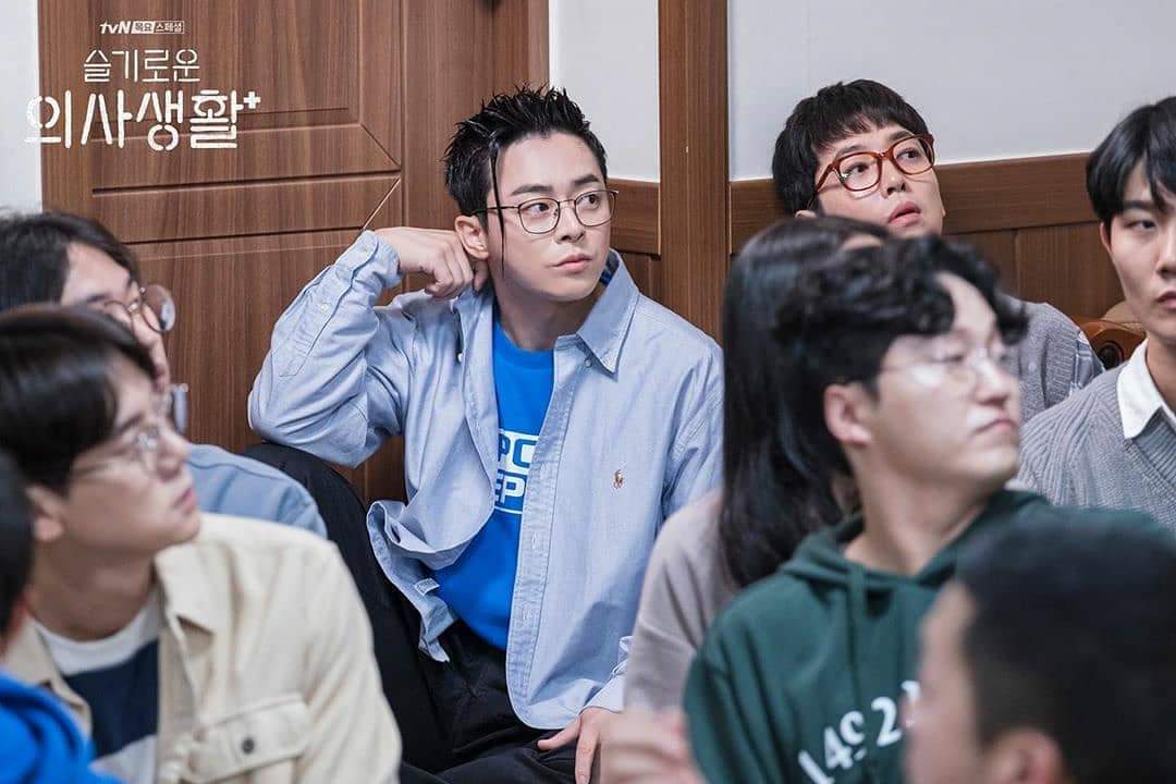 Ep. 6 - gray longsleeves over white shirt & khaki pants (i love his bags! ), and light blue longsleeves over printed blue shirtBand perf: In front of city hall at the subway station