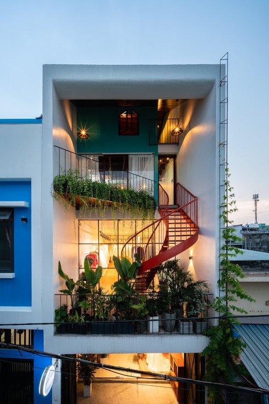 4. Olwen House D1 4 x 18.75 meterBlok townhouse yang didesain dengan fungsi beda per lantainya (tempat tinggal dan studio kerja). Tampil paling mencolok berkat tanaman dan warna tangga di bagian depan.Selengkapnya: https://www.archdaily.com/921360/olwen-house-d1