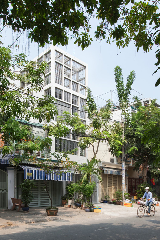 3. Tan Phu House K59 Atelier 4 x 16 meterBlok townhouse ala perkotaan Vietnam yang sempit disulap jadi rumah yang punya fasad berlapis. Tanaman, udara, dan jendela. Sirkulasi udara di sini pasti bikin ngantuk.Selengkapnya: https://www.archdaily.com/937718/tan-phu-house-k59-atelier