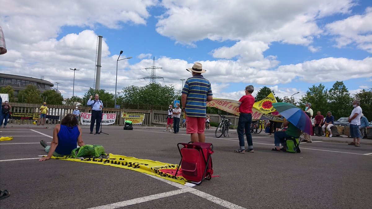 NeckarXCastor's tweet image. 70 Menschen demonstrieren aktuell vor dem AKW #Neckarwestheim gegen den Weiterbetrieb! Während dessen findet trotz Corona im AKW die Revision statt.