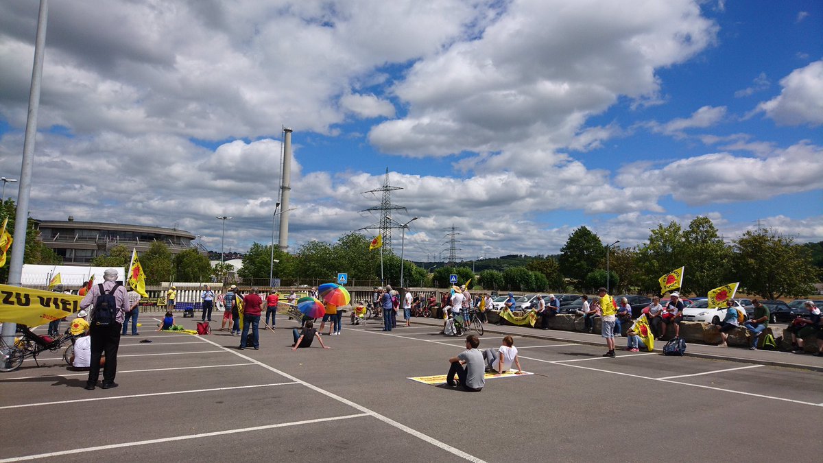 NeckarXCastor's tweet image. 70 Menschen demonstrieren aktuell vor dem AKW #Neckarwestheim gegen den Weiterbetrieb! Während dessen findet trotz Corona im AKW die Revision statt.