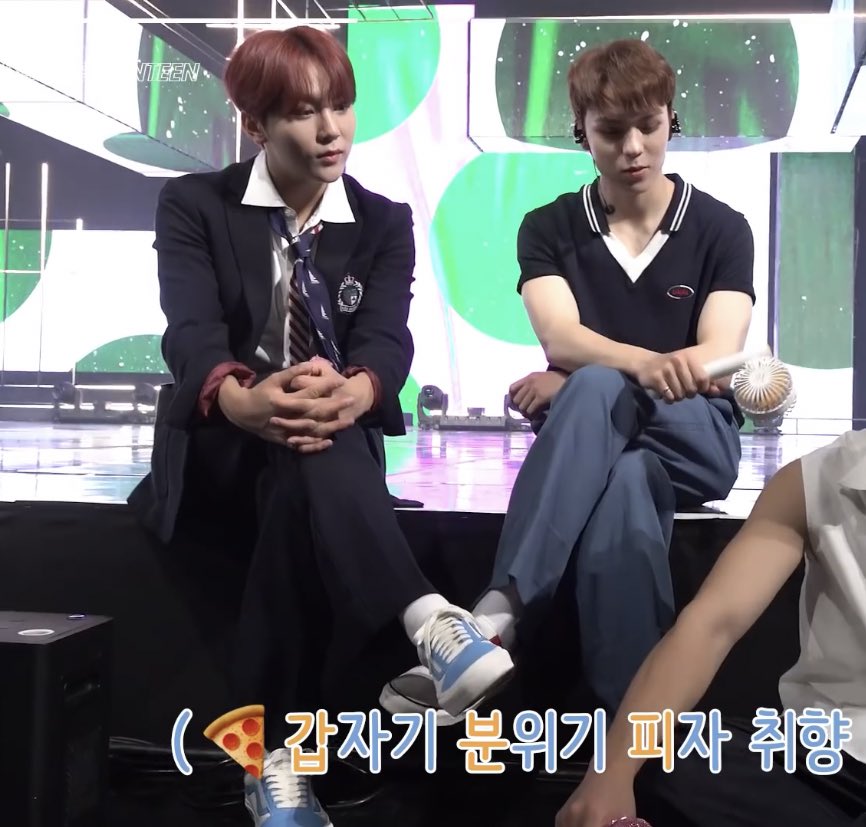 저 교차된 발이 뭔가를 상징하는 거 같아