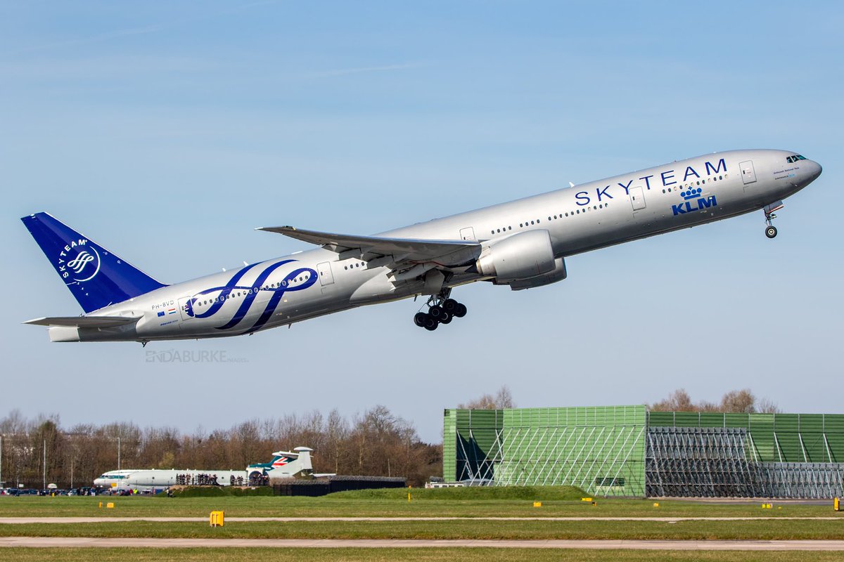 endaburke81's tweet photo. Leaving @manairport in March 2017 after repaint at @AirLivery is this @KLM 777 in the @skyteam livery. To see a 777 rotate this early was seriously impressive #avgeek #aviation #klm #skyteam #boeing #boeing777 #mcr #manchester #manchesterairport #egcc #ringway #travel #airlivery https://t.co/6PQeqmxYBg