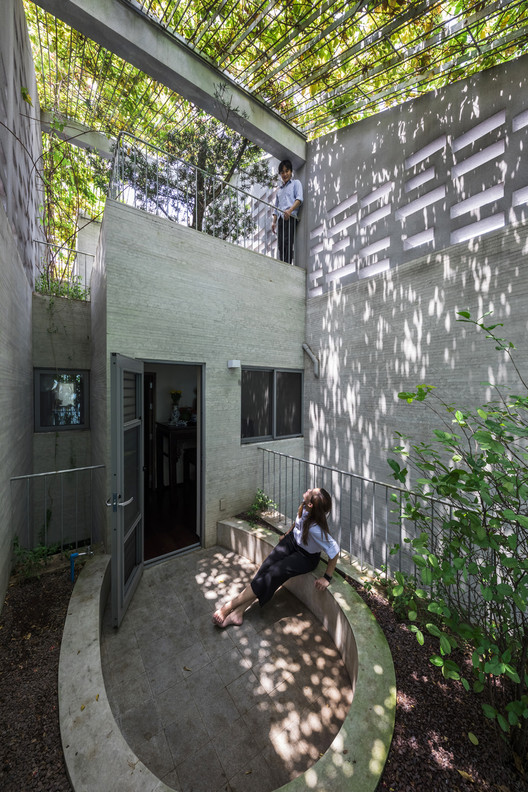 5. Breathing House VTN Architects 3.9 x 17.8 meterRumah introvert ini pasti. Sulur tanaman di bagian fasad dan atap, taman tersembunyi di balik teralis buat ngopi-ngopi.Selengkapnya: https://www.archdaily.com/911296/breathing-house-vtn-architects